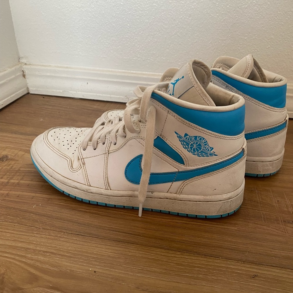 Womens Jordan 1 Mid (UNC)